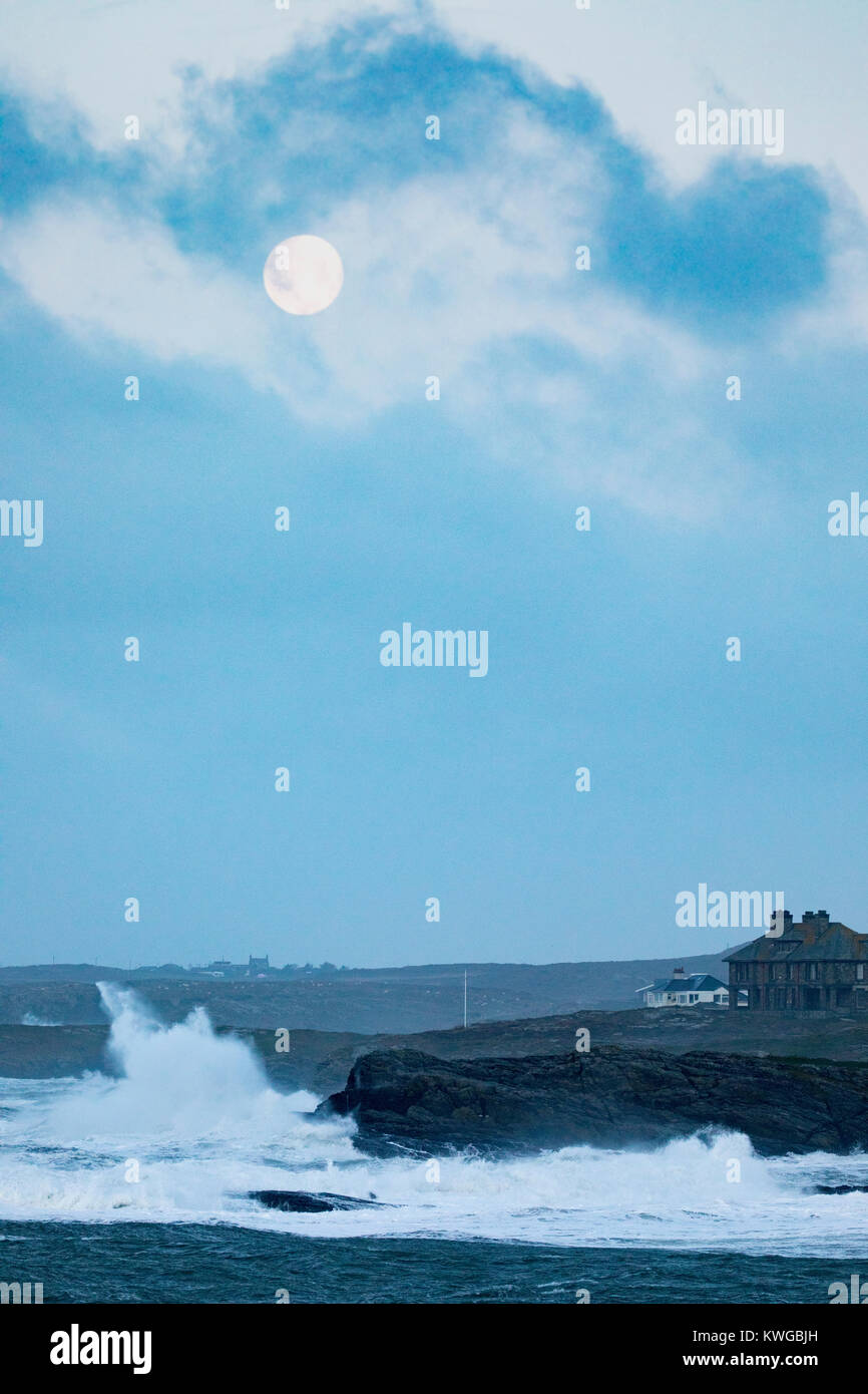 Anglesey, UK. 3 Jan, 2018. UK Wetter. Eine schwere Met Office Warnung hat für das fünfte Sturm der britischen Saison ausgestellt wurde Tropensturm Eleanor. Mit einem Anstieg der Gefahr durch die aktuelle Mond- und Gezeiten Hochwasserwarnungen für viele Bereiche zusammen mit gales Winde wahrscheinlich Schaden zu verursachen. Wellen und Wind Crash in Trearddur Bay auf Anglesey im Norden von Wales als Flut droht mit einem Risiko von Überschwemmungen Credit: DGDImages/Alamy leben Nachrichten Stockfoto