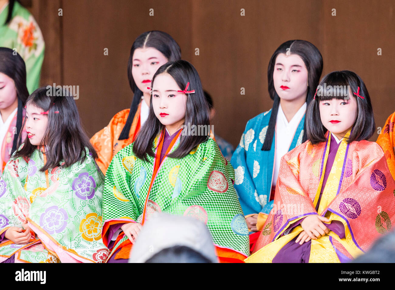 Japan, Kyoto, Yasaka Shinto Schrein. 10-13 Jährige Kinder gekleidet in bunten Heian-zeit Kostüm, stehend auf der Bühne nachspielen eine Szene für das neue Jahr. Tagsüber. Stockfoto