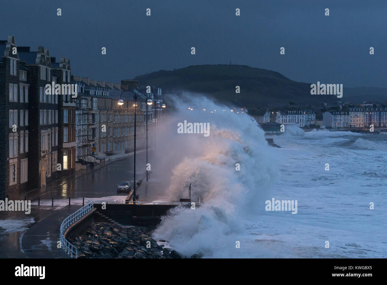Aberystwyth, Ceredigion, Wales, UK. 03 Jan, 2018. UK Wetter: Sturm Eleanor schlägt Aberystwyth direkt am Meer, mit riesigen Wellen über die Promenade. Credit: Ian Jones/Alamy leben Nachrichten Stockfoto