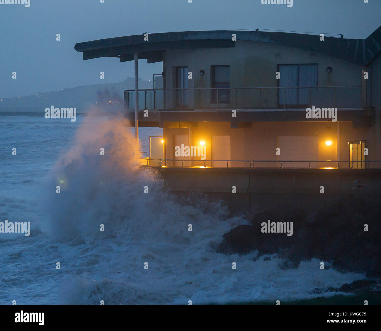 Westward Ho!, Devon. 3 Jan, 2018. UK Wetter: Sturm Eleanor hits Küsten Eigenschaften in Westward Ho! In Devon heute morgen als starke Winde und Gezeiten Sturmfluten der britischen Küste treffen. Credit: Guy harrop/Alamy leben Nachrichten Stockfoto