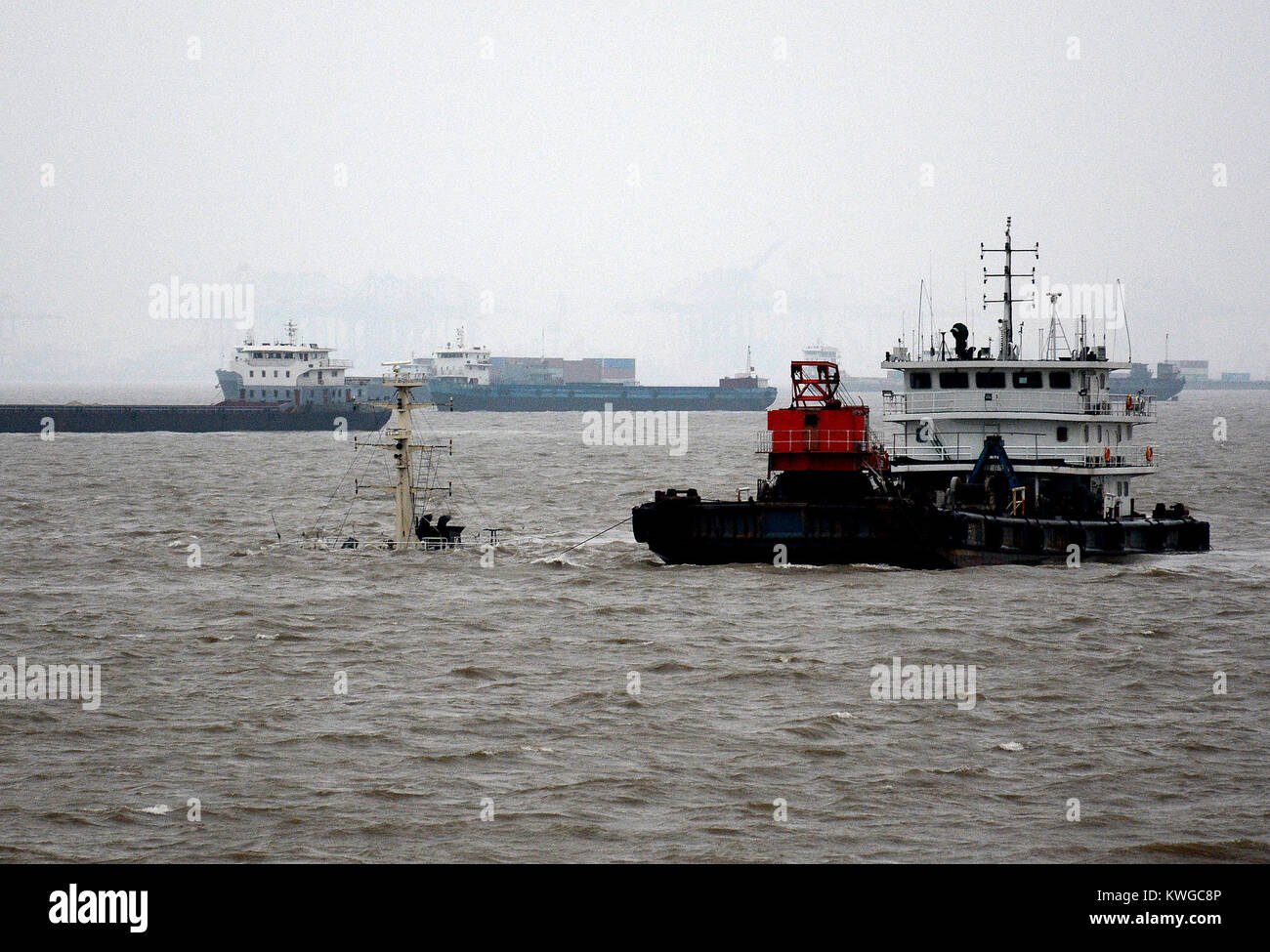 Shanghai. 3 Jan, 2018. Ein Schiff sucht und rettet im Anchorage, wo die 'Changping' Schiff im Osten Chinas Shanghai, Jan. 3, 2018 sank. Entsprechend der lokalen Wasser verkehr Management Center, die 'Changping' Schiff, mit 5.000 Tonnen Stahl geladen, mit anderen Frachter zusammengestossen vor dem Versinken in der Verankerung in der Nähe der Mündung des Yangtze. Drei Menschen wurden gerettet und 10 Fehlende ab 9 Uhr Mittwoch. Credit: Chen Fei/Xinhua/Alamy leben Nachrichten Stockfoto