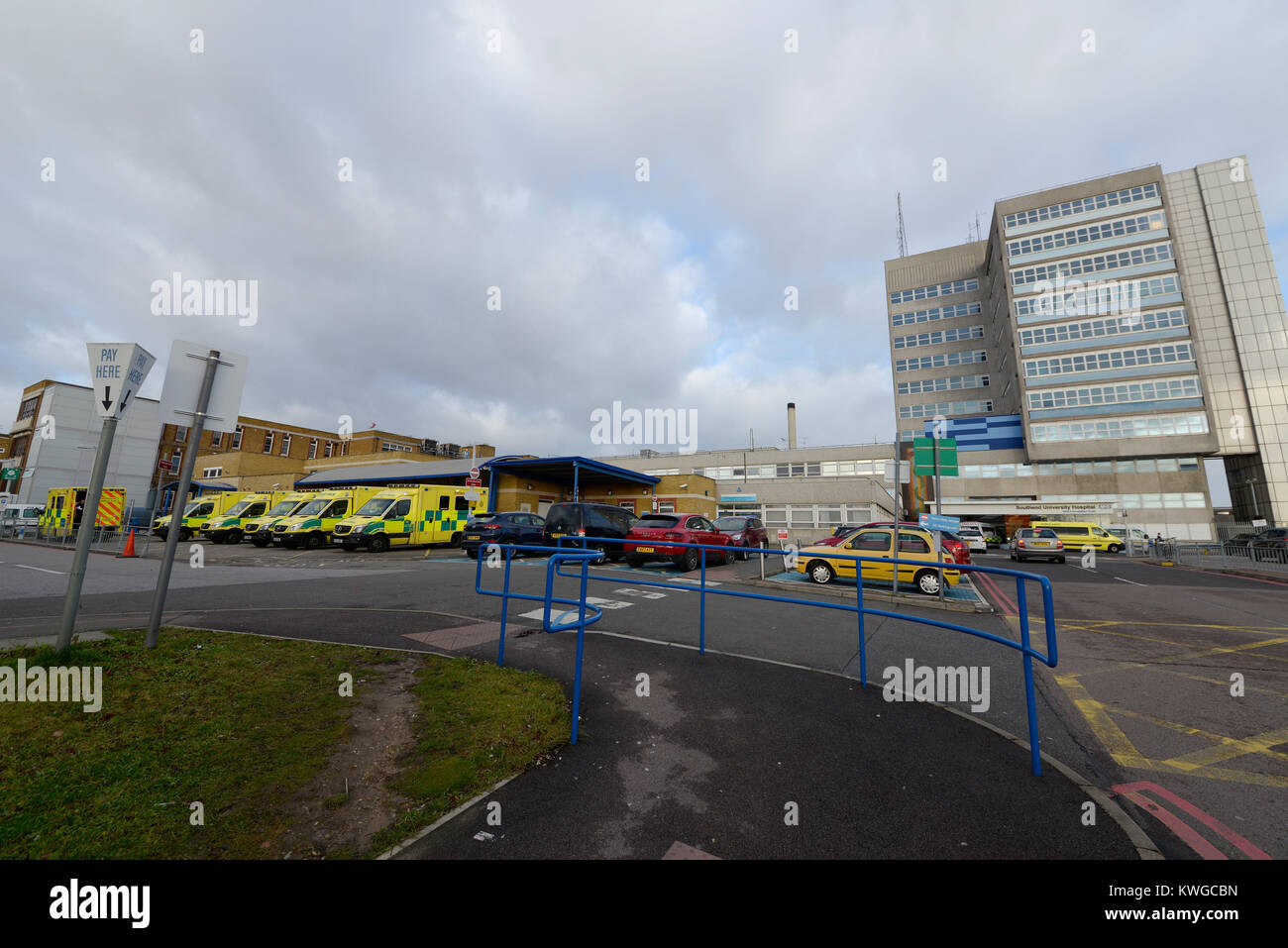 SOUTHEND Krankenhaus hat einen "kritischen internen Vorfalls" erklärt ohne medizinische oder chirurgische Betten zur Verfügung zu stellen und die Krankenwagen wurden in der Warteschlange für erhebliche Zeiträume Stockfoto