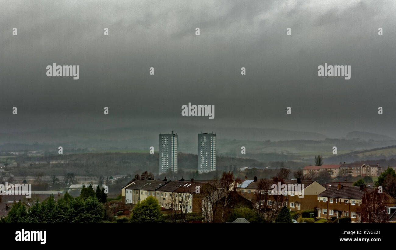 Glasgow, Schottland, Großbritannien, 3. Jan 2018. UK Wetter: Drumchapel Türme Reste von Sturm Eleanor pummel die Stadt als der Regen den ganzen Tag was zu lokalen Überschwemmungen gießt. Credit: Gerard Fähre / alamy Leben Nachrichten Stockfoto