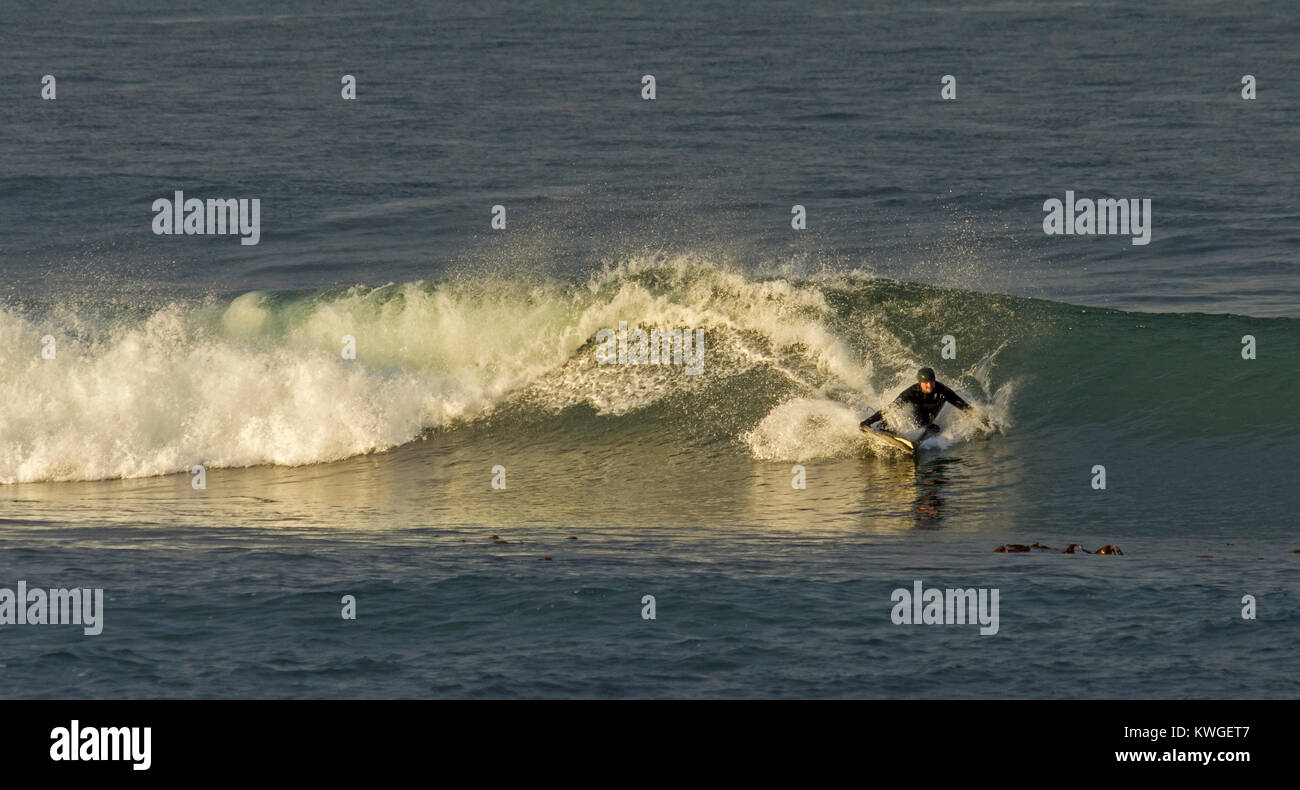 Thurso, Caithness, Schottland. 3. Januar 2018. Sturm Eleanor vermißte den Norden Schottlands. Bei ruhigem Wetter und Sonnenschein ein Surfer nutzt, perfekte Bedingungen. Stockfoto