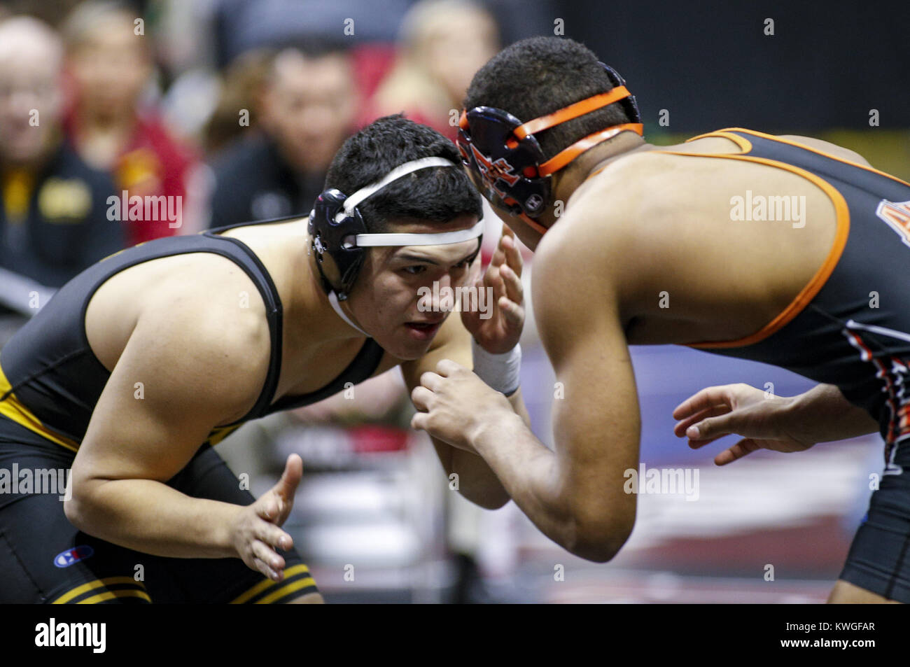 Februar 17, 2017 - Des Moines, Iowa, USA - bettendorf's Alex Lopez Gesichter Gegner Marcus Coleman von Ames in seiner 3A Viertelfinale Kampf während der Sitzung vier Der 2017 IHSAA State Wrestling Meisterschaften bei Wells Fargo Arena in Des Moines am Freitag, 17. Februar 2017. (Bild: © Andy Abeyta/Viererkabel - Zeiten über ZUMA Draht) Stockfoto