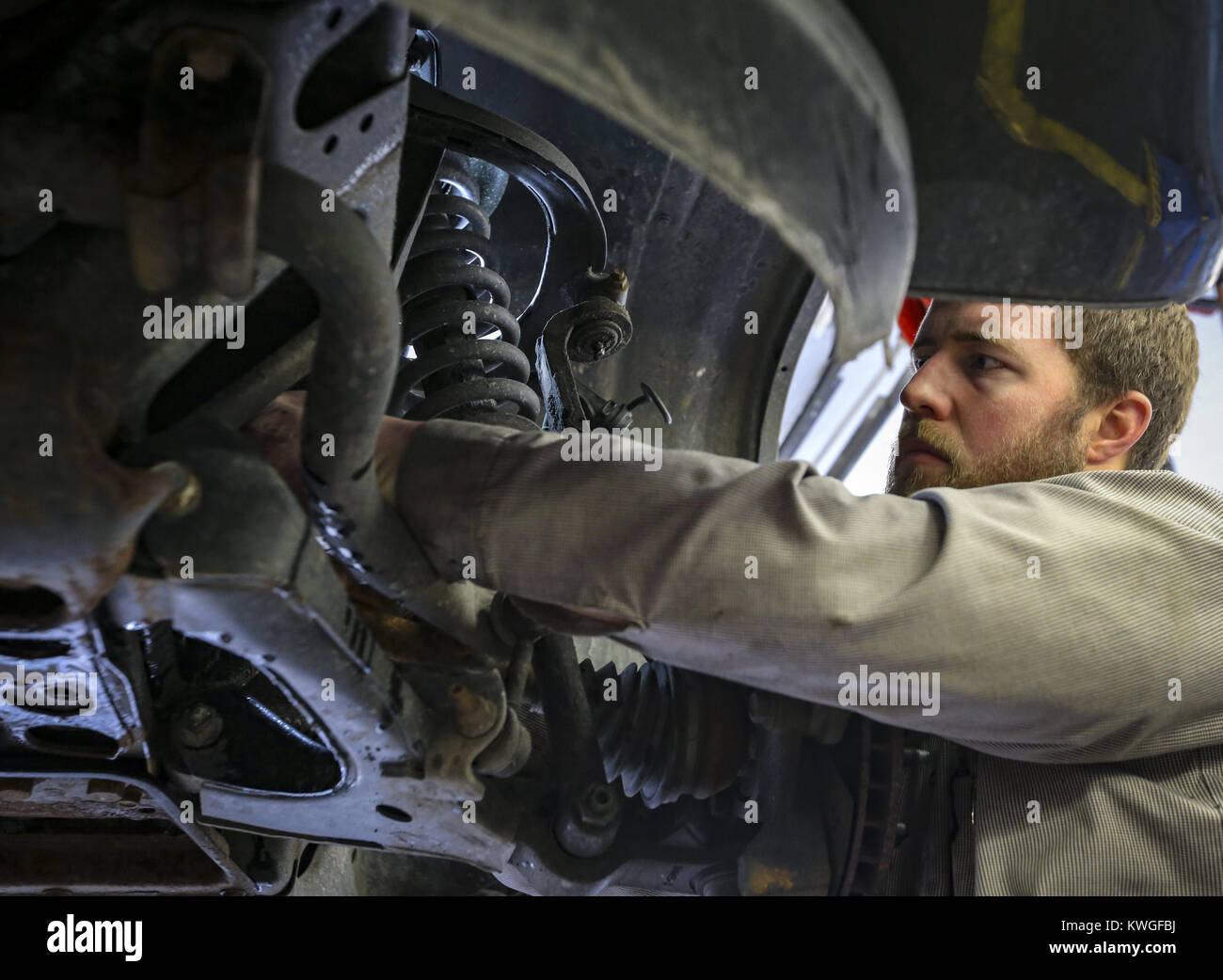 Davenport, Iowa, USA. 19. Januar 2017. Durch die Aufhängung eines Honda-Piloten auf das Thermostat bei Dittmer Service in Davenport auf Donnerstag, 19. Januar 2017 erreicht Manager Bill Dittmer. Im Januar 2016 besaß die Familie Full-Service-Tankstelle trennten sich die Wege bei der Shell Oil Company. Die vier-Pumpstation verloren diese der großen Öl-Zugehörigkeit als Gebrüder Dittmer sich weigerte, den multinationalen Öl und Benzin Unternehmenserwartungen entsprechen. Bildnachweis: Andy Abeyta/Quad-Stadt-Zeiten / ZUMA Draht/Alamy Live News Stockfoto