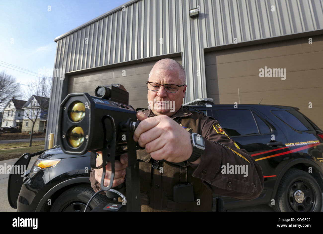 Rock Island, Iowa, USA. 6 Feb, 2017. Sgt. Tim Chastain stellt einem Winkelgeber für Vorführung auf der Rock Island County Sherrif Abteilung am Montag, 6. Februar 2017. Sgt. Chastain ist ein Unfall reconstructionist Seit mehr als 15 Jahren und hat eine Vielzahl von verschiedenen Techniken und Technologien verwendet werden. Credit: Andy Abeyta/Viererkabel - Zeiten/ZUMA Draht/Alamy leben Nachrichten Stockfoto