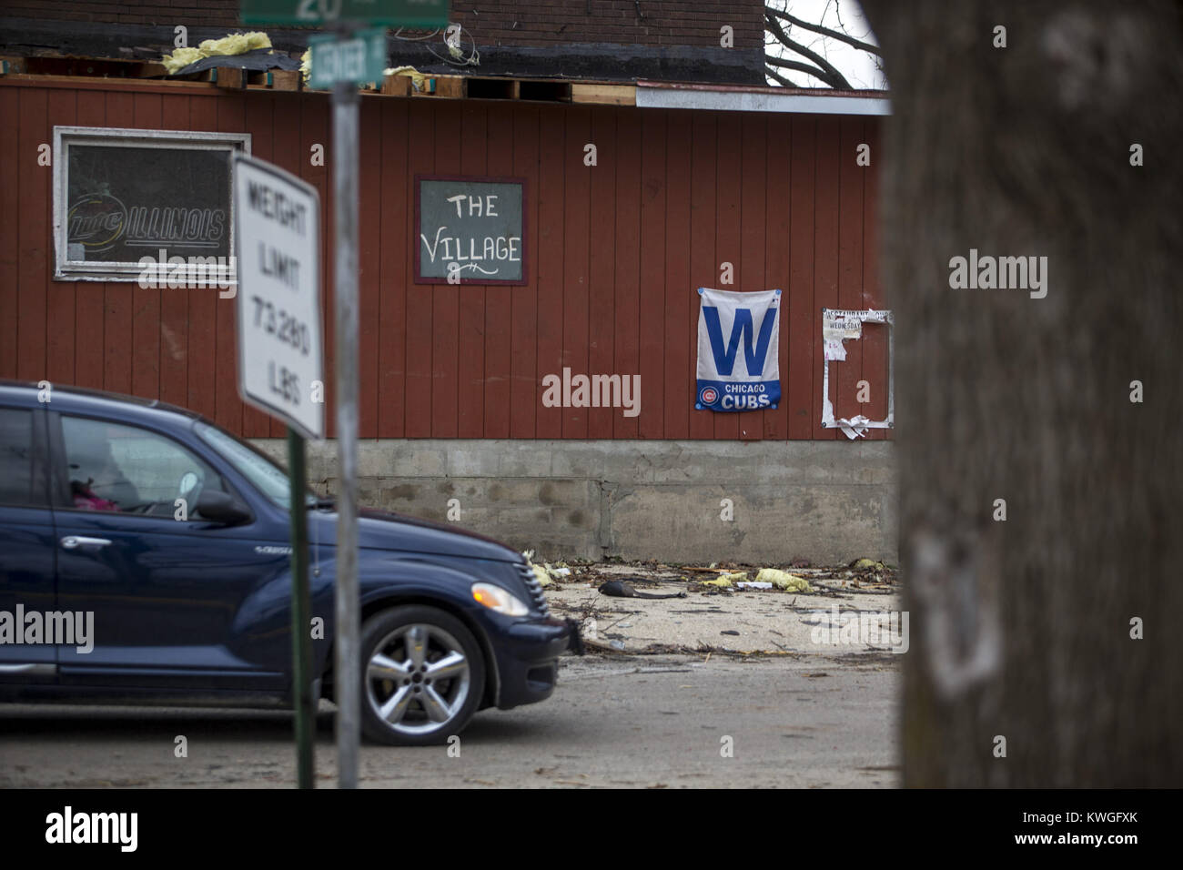 Naplate, Iowa, USA. 1 Mär, 2017. Einen jungen Banner gesehen wird, bis zu der Seite des Dorfes Gitter am 20 Avenue in Naplate am Mittwoch, 1. März 2017. Der Dienstag Nacht Tornado zerrissen durch benachbarte Städte in LaSalle County. Laut Einheimischen, der Tornado zog durch die Gegend um 17.00 Uhr dauern nur eine Sache von Sekunden. Credit: Andy Abeyta/Viererkabel - Zeiten/ZUMA Draht/Alamy leben Nachrichten Stockfoto