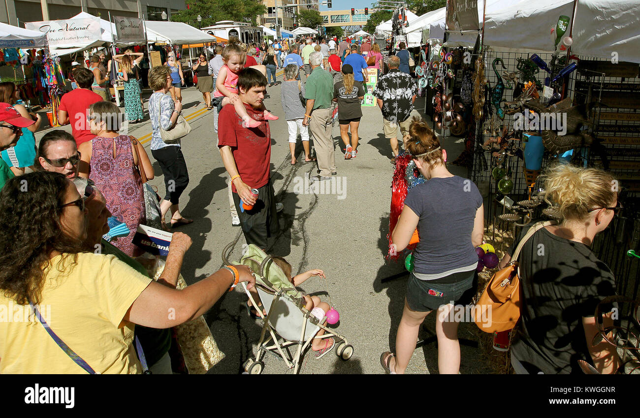 Davenport, Iowa, USA. 28. Juli 2017. Die Menschen entlang der 2. Straße essen und trinken und schauen sich die Verkäuferstände, Freitag, 28. Juli 2017, während der Bix Street Festival in Davenport. Quelle: John Schultz/Viererkabel - Zeiten/ZUMA Draht/Alamy leben Nachrichten Stockfoto