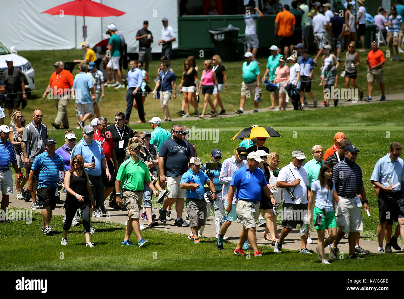 Silvis, Iowa, USA. 14. Juli 2017. Golf-Fans Fuß auf dem neunten Fairway nach Ryan Moore und seine Gruppe, Freitag, 14. Juli 2017, während der zweite Runde Aktion des John Deere Classic beim TPC Deere Run in Silvis. Bildnachweis: John Schultz/Quad-Stadt-Zeiten / ZUMA Draht/Alamy Live News Stockfoto