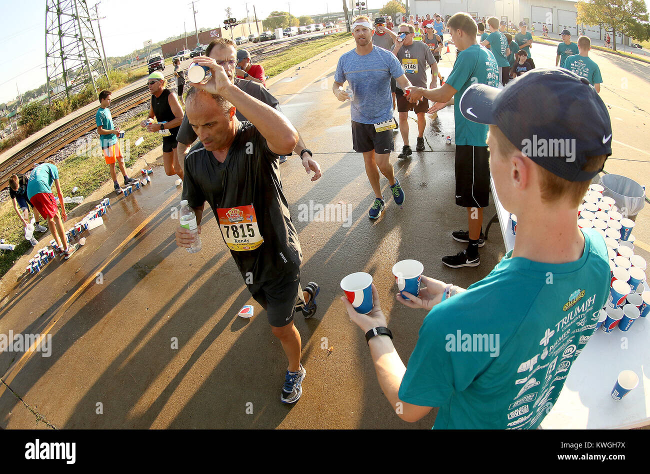 Bettendorf, Iowa, USA. 24 Sep, 2017. Läufer Nehmen auf dem Wasser an der Lauge Park Wasser Station, Sonntag, 24. September 2017, während der 20. Lauf der Viererkabel - Marathon. Quelle: John Schultz/Viererkabel - Zeiten/ZUMA Draht/Alamy leben Nachrichten Stockfoto