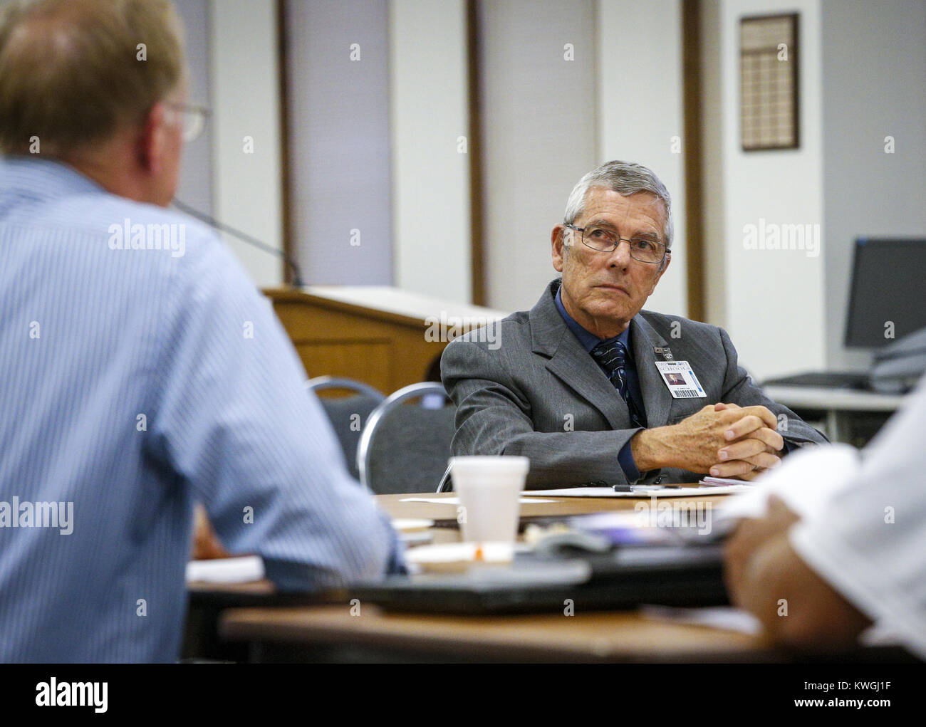 Davenport, Iowa, USA. 29 Aug, 2016. Betriebsleiter Dr. Kunst Tate hört auf Vorstandsmitglieder während seiner jährlichen Sitzung in der Jim Hester Board Zimmer an der Verwirklichung Service Center in Davenport am Montag, 29. August 2016. Credit: Andy Abeyta/Viererkabel - Zeiten/ZUMA Draht/Alamy leben Nachrichten Stockfoto Davenport, Iowa, USA. 29 Aug, 2016. Betriebsleiter Dr. Kunst Tate hört auf Vorstandsmitglieder während seiner jährlichen Sitzung in der Jim Hester Board Zimmer an der Verwirklichung Service Center in Davenport am Montag, 29. August 2016. Credit: Andy Abeyta/Viererkabel - Zeiten/ZUMA Draht/Alamy leben Nachrichten Stockfoto