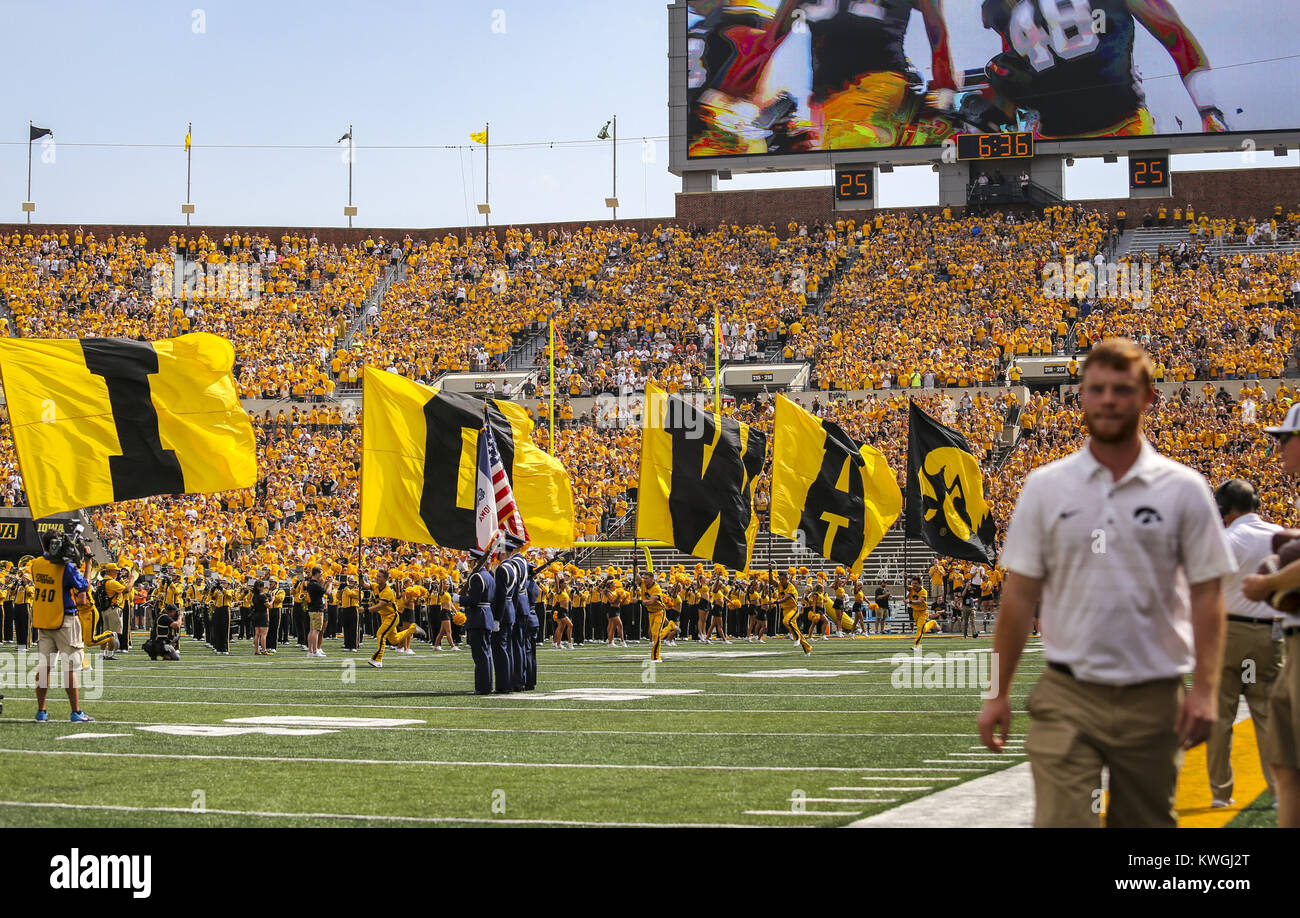 Iowa City, Iowa, USA. 16 Sep, 2017. Iowa Hawkeyes das Feld nehmen, bevor Ihr Spiel am Kinnick Stadium in Iowa City am Samstag, den 16. September 2017. Credit: Andy Abeyta, Viererkabel - Zeiten/Viererkabel - Zeiten/ZUMA Draht/Alamy leben Nachrichten Stockfoto