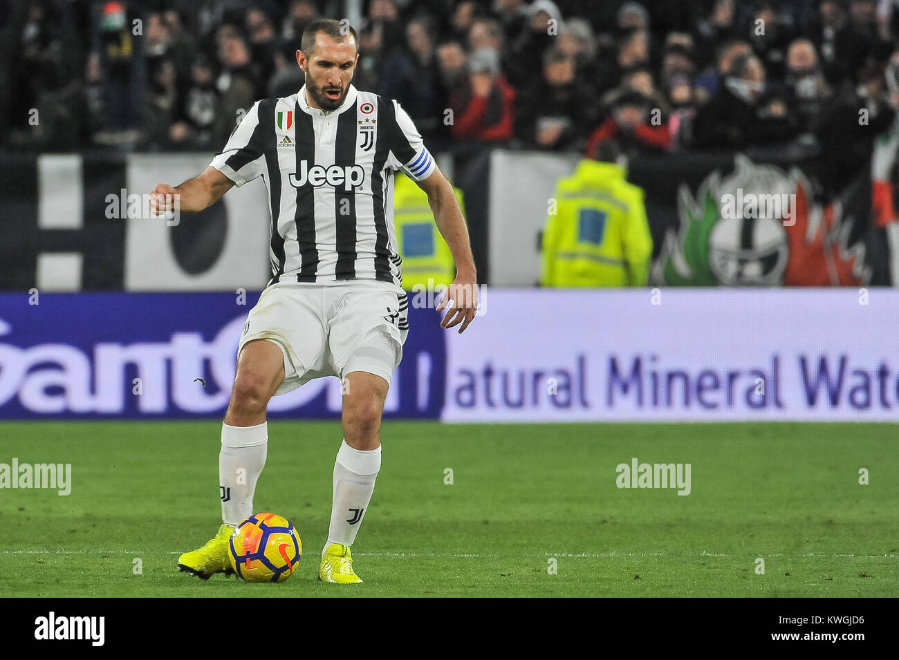 Turin, Italien. 3 Jan, 2018. Giorgio Chiellini (Juventus FC) während der Serie ein Fußballspiel zwischen Juventus Turin und Turin FC bei der Allianz Stadion am 3. Januar 2018 in Turin, Italien. Quelle: FABIO UDINE/Alamy leben Nachrichten Stockfoto