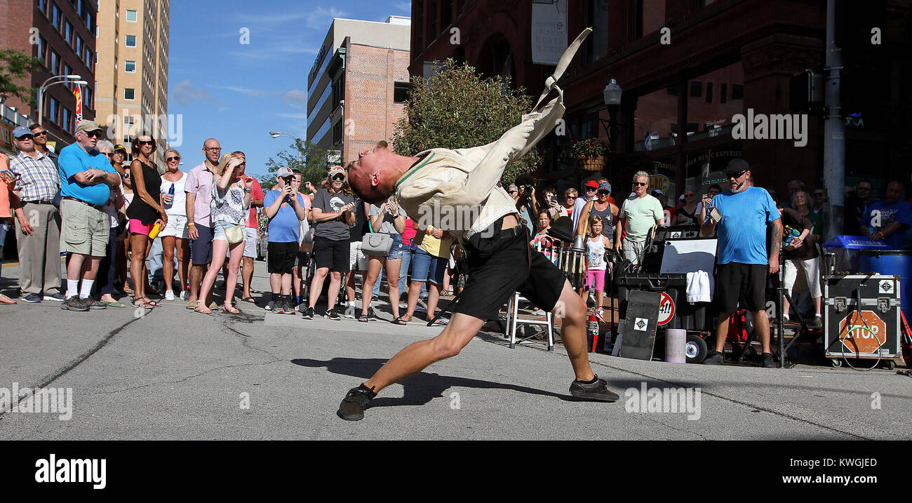 Davenport, Iowa, USA. 28. Juli 2017. Nick Stainback 25, von Clearwater, FL., Austritt aus einem Straight jacket während ihrer Straße zeigen, Freitag, 28. Juli 2017, auf der Bix Street Festival zusammen 2. Straße in Davenport. Quelle: John Schultz/Viererkabel - Zeiten/ZUMA Draht/Alamy leben Nachrichten Stockfoto