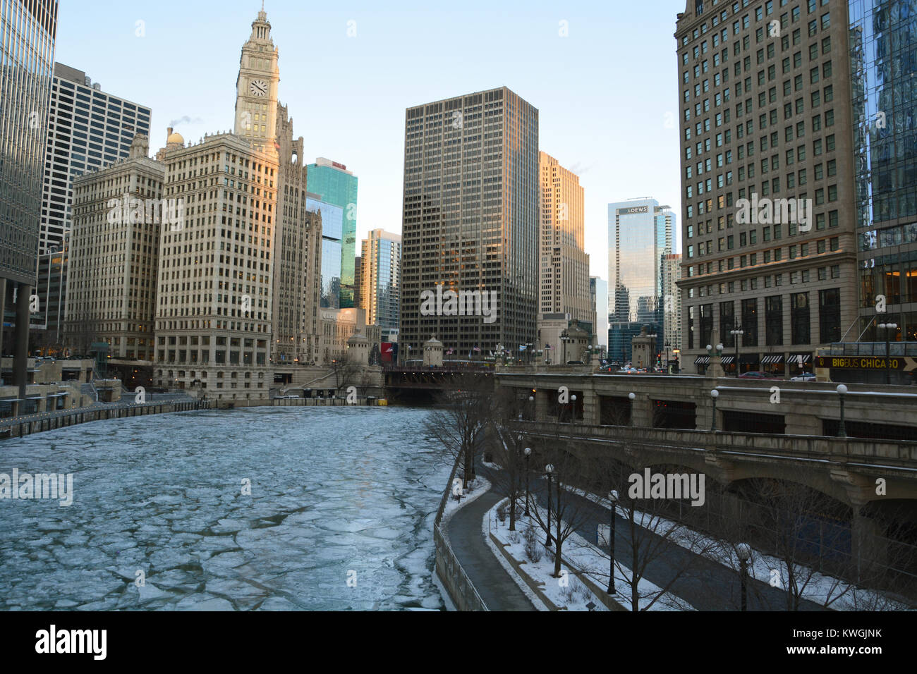 Chicago, Illinois, USA. 3 Jan, 2018. Eis verstopft die Chicago River und die Stadt Kämpfe durch die zweite Woche der bitterkalten Temperaturen, bei denen die Hoechsttemperaturen um 10 Grad Fahrenheit oder -12 Grad Celsius berechnet haben. Credit: D Gast Smith/Alamy leben Nachrichten Stockfoto