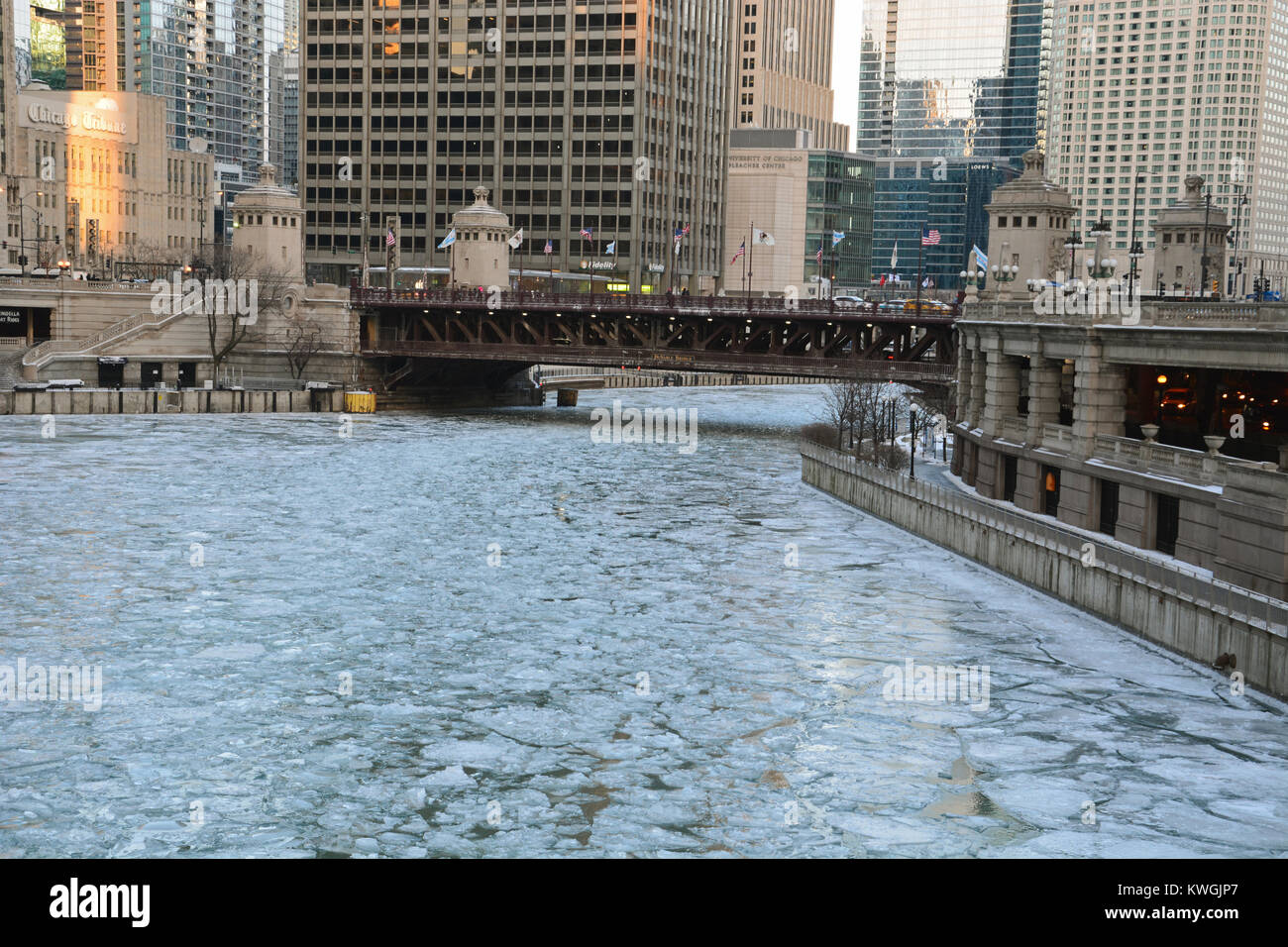 Chicago, Illinois, USA. 3 Jan, 2018. Eis verstopft die Chicago River und die Stadt Kämpfe durch die zweite Woche der bitterkalten Temperaturen, bei denen die Hoechsttemperaturen um 10 Grad Fahrenheit oder -12 Grad Celsius berechnet haben. Credit: D Gast Smith/Alamy leben Nachrichten Stockfoto
