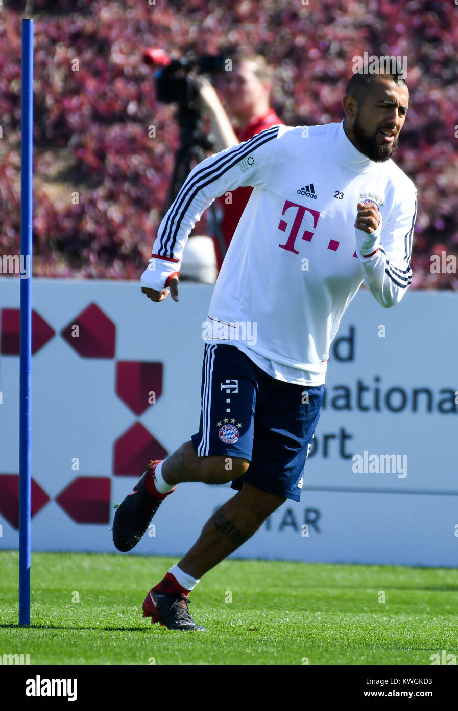 Doha. 3 Jan, 2018. Bayern München Arturo Vidal besucht das Training ... Doha. 3 Jan, 2018. Bayern München Arturo Vidal besucht das Training ...