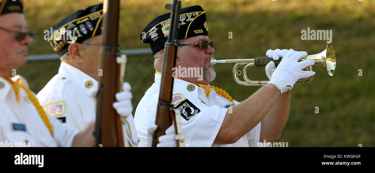 Colona, Iowa, USA. 10 Sep, 2017. Hornist Roy Tracy von East Moline und Mitglieder der American Legion Post 1233 der Colona, spielt die Hähne, nachdem eine 21-gun Salute, Sonntag, 10. September 2017, während einer 911 Gedenkveranstaltung an der Colona Canal Pavillon in Colona. Quelle: John Schultz/Viererkabel - Zeiten/ZUMA Draht/Alamy leben Nachrichten Stockfoto