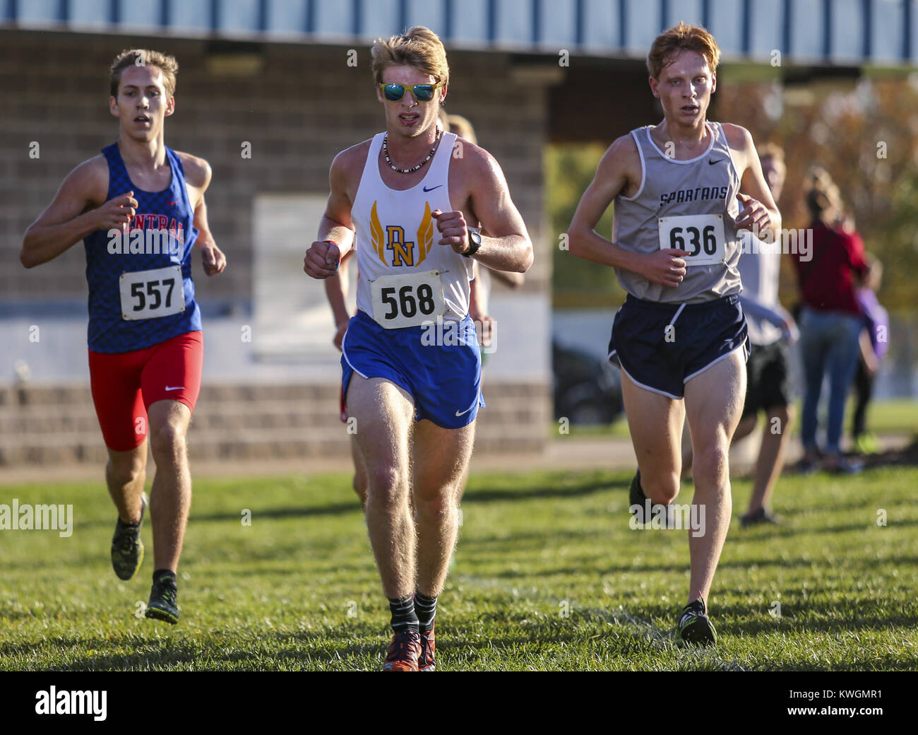 Bettendorf, Iowa, USA. 19 Okt, 2017. Davenport North Zach Schocker (568) führt die Zentrale Drew Thompson (557) und dem Angenehmen Tal Parker Huhn (636) Während die 4A Zustand cross country Bestimmung an Crow Creek Park in Bettendorf am Donnerstag, 19. Oktober 2017. Die oberen drei Mannschaften und die oberen 15 Einzelpersonen für staatliche qualifiziert. Credit: Andy Abeyta/Viererkabel - Zeiten/ZUMA Draht/Alamy leben Nachrichten Stockfoto