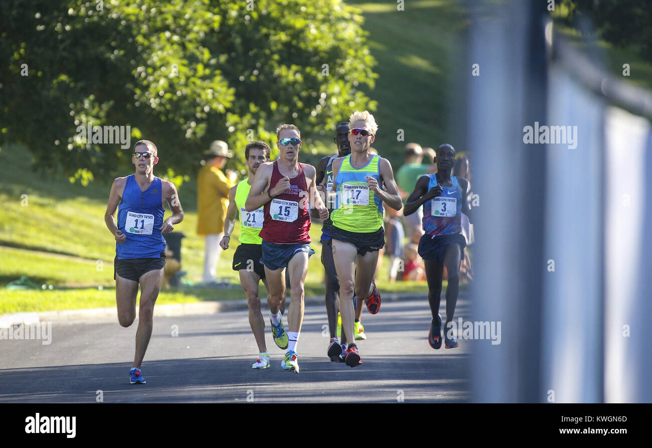 Davenport, Iowa, USA. 29. Juli, 2017. Jonathan Gray (11) von Louisville, Colo, von links, Scott Fauble (15) von Flagstaff Ariz und Reid Buchanan (17) von Mammoth Lakes, Calif laufen in der Leitung Gruppe in der Nähe der Turnaround der 2017 Viererkabel-Stadt setzt Zeit Bix 7 Rennen auf McClellan Boulevard in Davenport am Samstag, 29. Juli 2017. Credit: Andy Abeyta, Viererkabel - Zeiten/Viererkabel - Zeiten/ZUMA Draht/Alamy leben Nachrichten Stockfoto