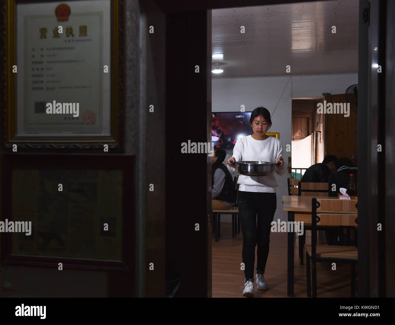 (180104) - Nan'an, Januar 4, 2018 (Xinhua) - Guo Weilan arbeitet an der Noodle Shop in Pendao Dorf Penghua Township in Wujiang City, im Südosten der chinesischen Provinz Fujian, Jan. 3, 2018. Um dafür zu sorgen, der Eltern, der 23-jährige Guo Weilan nach Hause kam und Nudeln verkaufen nach dem Studium von der Hochschule. Der Noodle Shop, der hat eine Geschichte von 100 Jahren, gehört zu ihren Eltern. Guo ist die vierte Generation der Noodle Shop zu betreiben. Neben dem Verkauf von Nudeln im Shop verkauft sie auch auf das Internet zusammen mit Produkten anderer Dorfbewohner. (Xinhua/Song Weiwei) (Dhf) Stockfoto