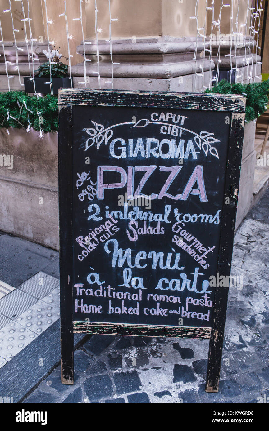 Rom, Italien, 30. Dezember 2017: Schiefertafel mit Menü der berühmten römischen Bistrot Gia Roma einladenden köstliche traditionelle italienische Gerichte zu probieren. Stockfoto