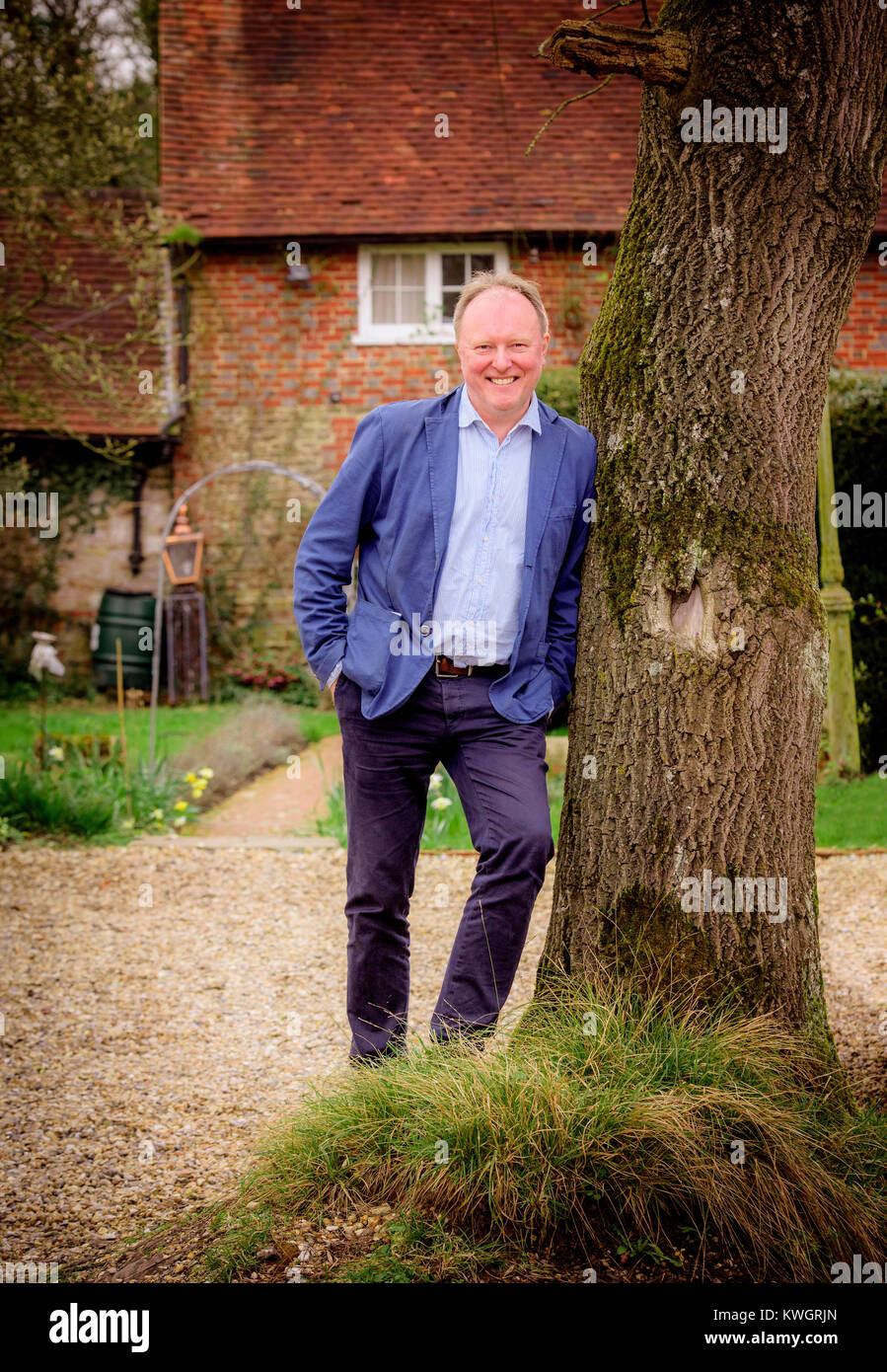 Geiger Andreas Bernardi an seinem Haus in der Nähe von Horsham West Sussex. Er spielt seine 1696 Stradivarius und verwendet einen Bogen von Yehudi Menuhin. Stockfoto