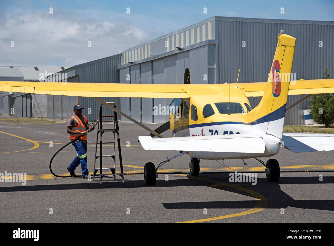 Stellenbosch Flying Club in Stellenbosch, Western Cape, Südafrika, Dezember 2017. Basis für die Arbeit in Brand. Spotter Flugzeug auftanken. Stockfoto