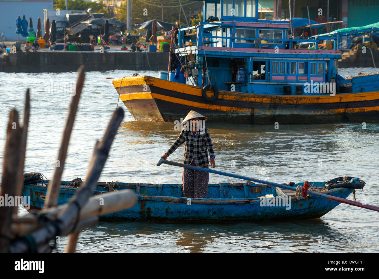 Traditionelle hölzerne Fischerboote im Hafen Stadt PhanThiet, Vietnam. Stockfoto