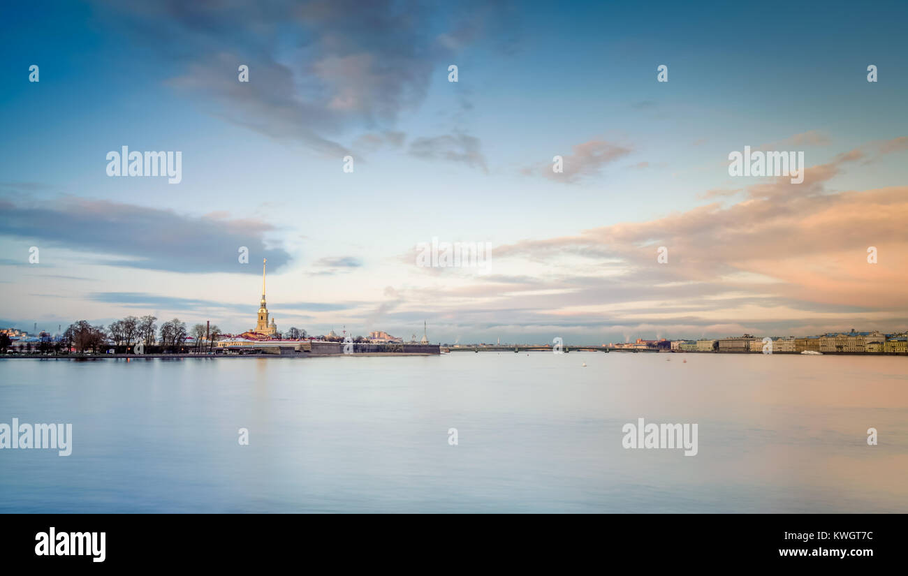 Peter und Paul Festung und der Newa bei Sonnenuntergang in Sankt Petersburg Russland Stockfoto