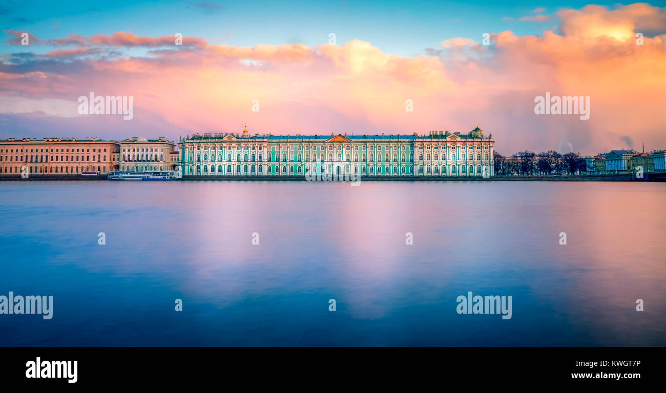 Sonnenuntergang über der Ermitage Museum und die Neva in St. Petersburg, Russland Stockfoto
