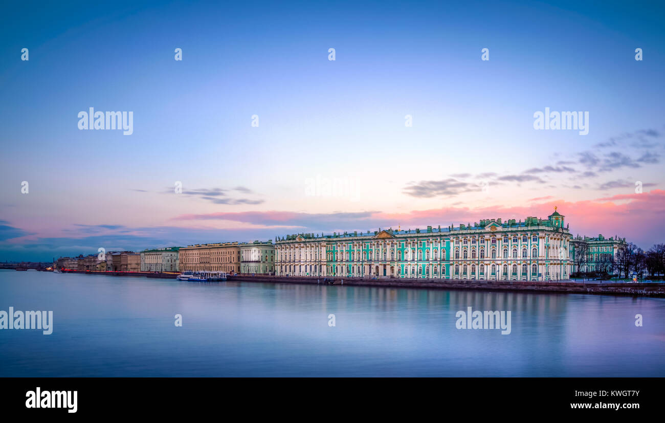 Sonnenuntergang über der Ermitage Museum und die Neva in St. Petersburg, Russland Stockfoto