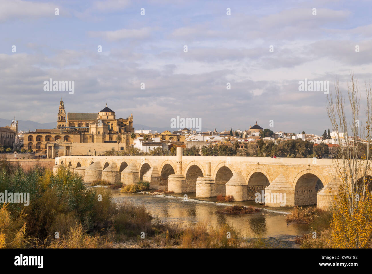 Cordoba, Andalusien, Spanien. Die römische Brücke über den Fluss Guadalquivir, die Moschee - die Kathedrale von Córdoba aka Große Moschee von Córdoba Stockfoto