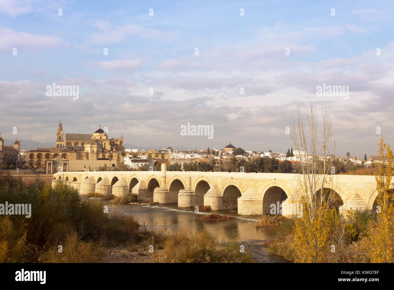 Cordoba, Andalusien, Spanien. Die römische Brücke über den Fluss Guadalquivir, die Moschee - die Kathedrale von Córdoba aka Große Moschee von Córdoba Stockfoto