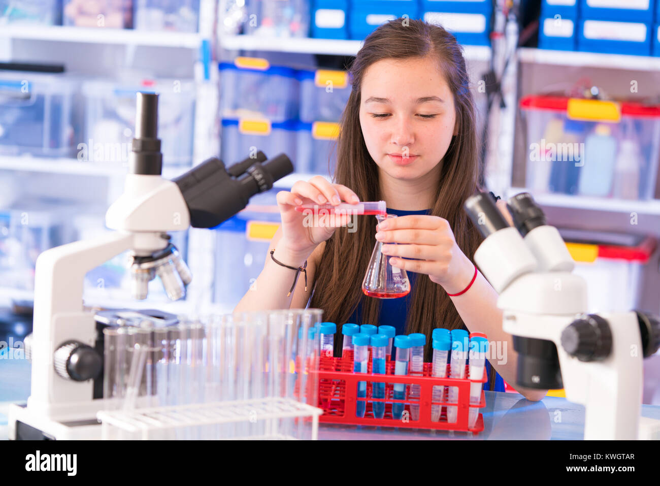 Ein junges Mädchen in einer Schule Labor in Chemie und Biologie Klassen Stockfoto