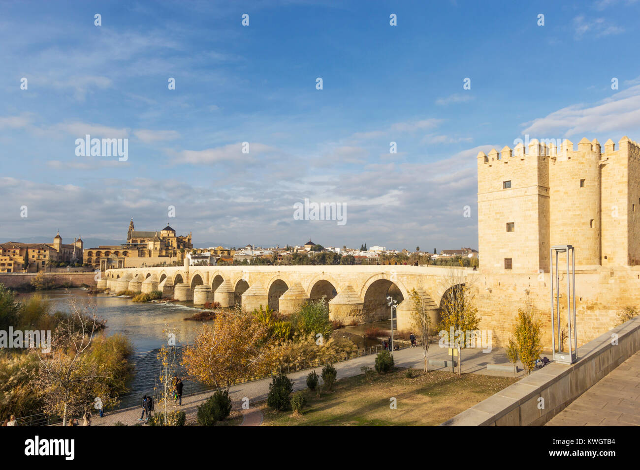 Cordoba, Andalusien, Spanien. Die römische Brücke über den Guadalquivir mit dem Calahorra Turm, die Moschee - Kathedrale von Córdoba Stockfoto