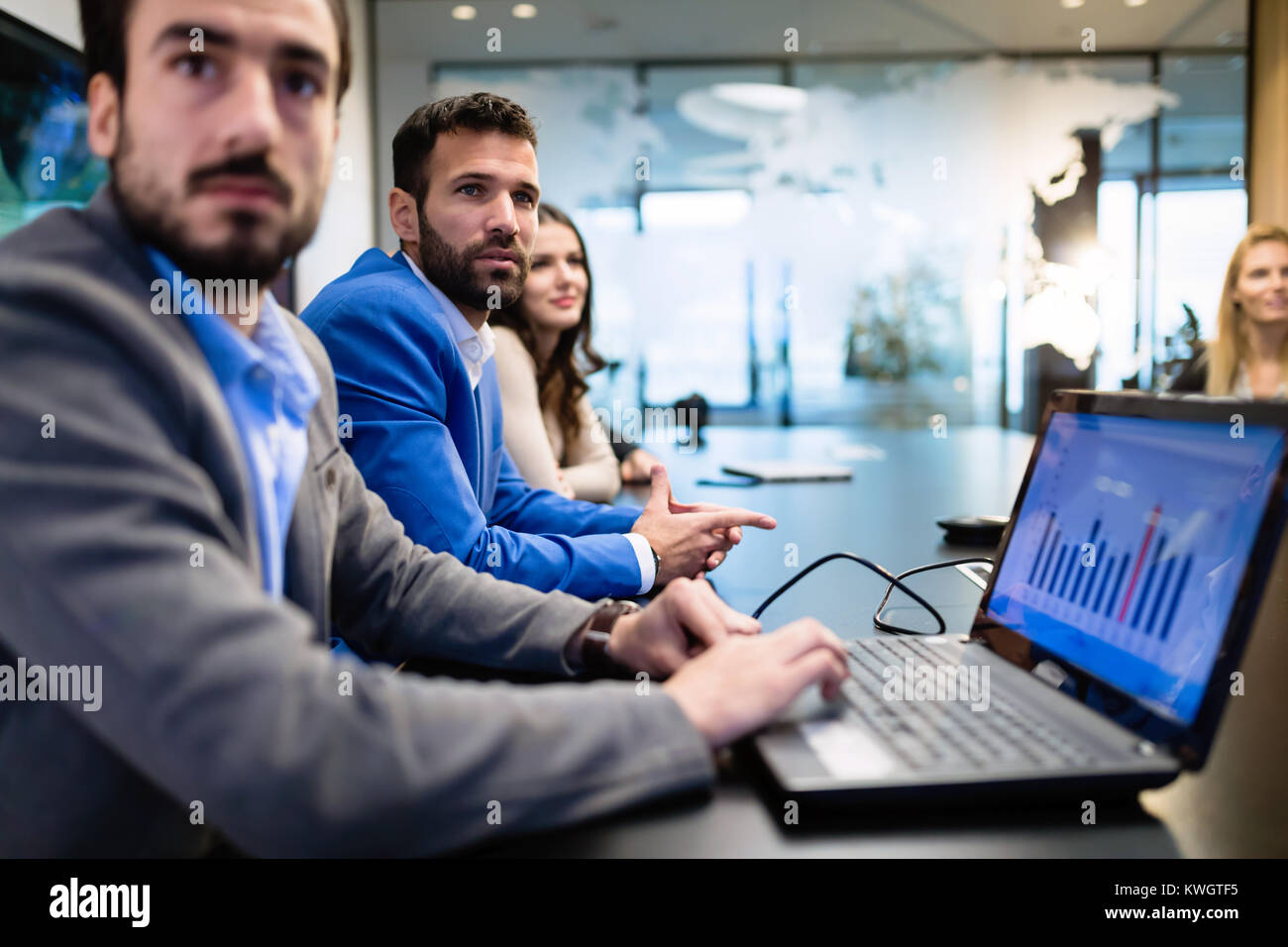 Bild von Geschäftsleuten in Sitzung im Konferenzraum Stockfoto