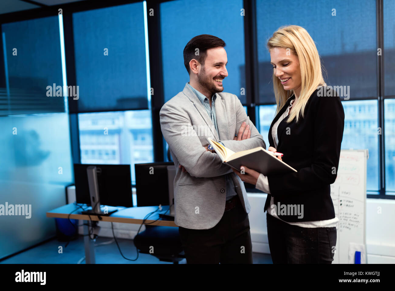 Business Partnern diskutieren. Finanzbericht in Office Stockfoto