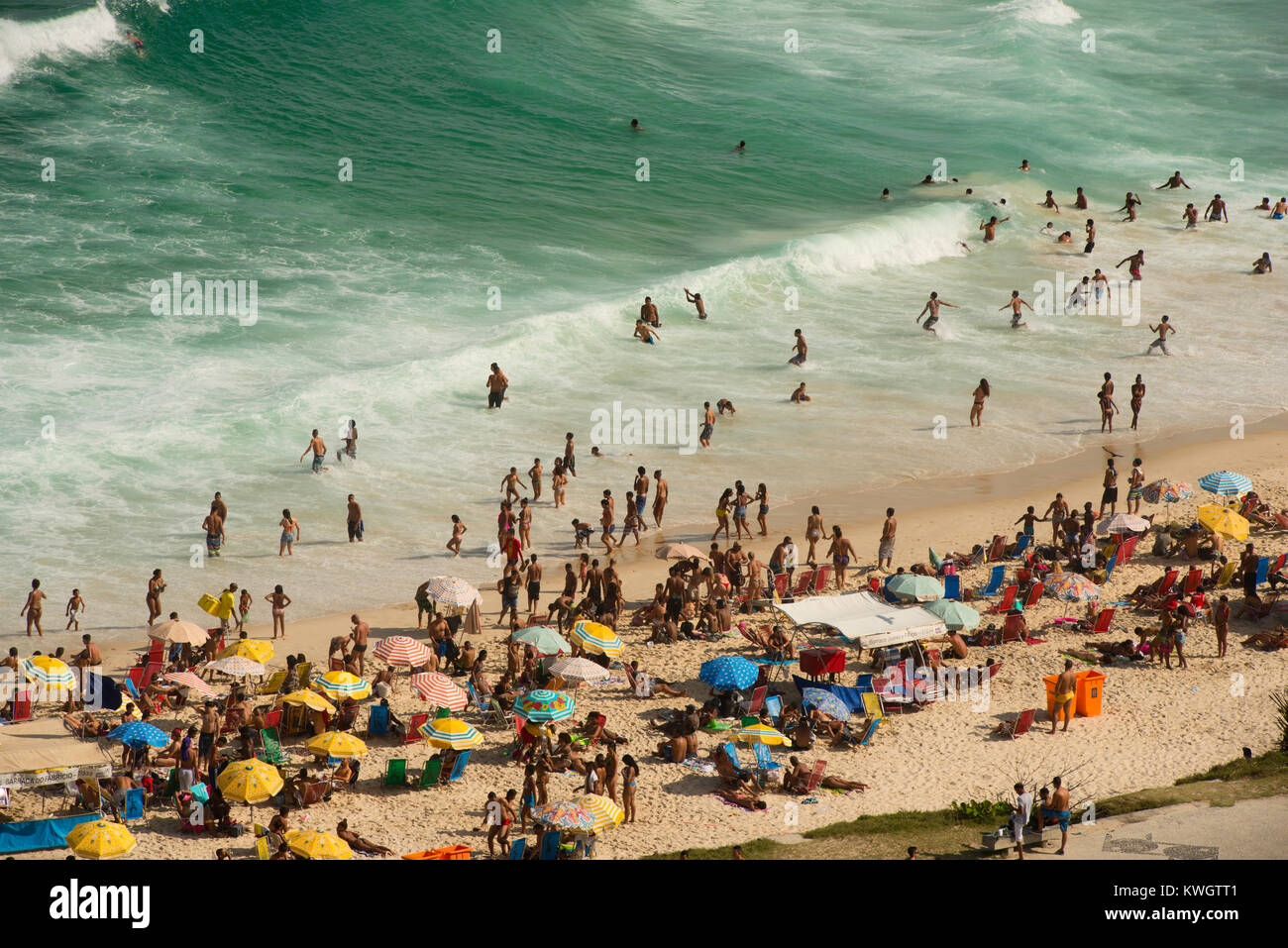 Menschen am Strand, Rio De Janeiro, Brasilien Stockfoto