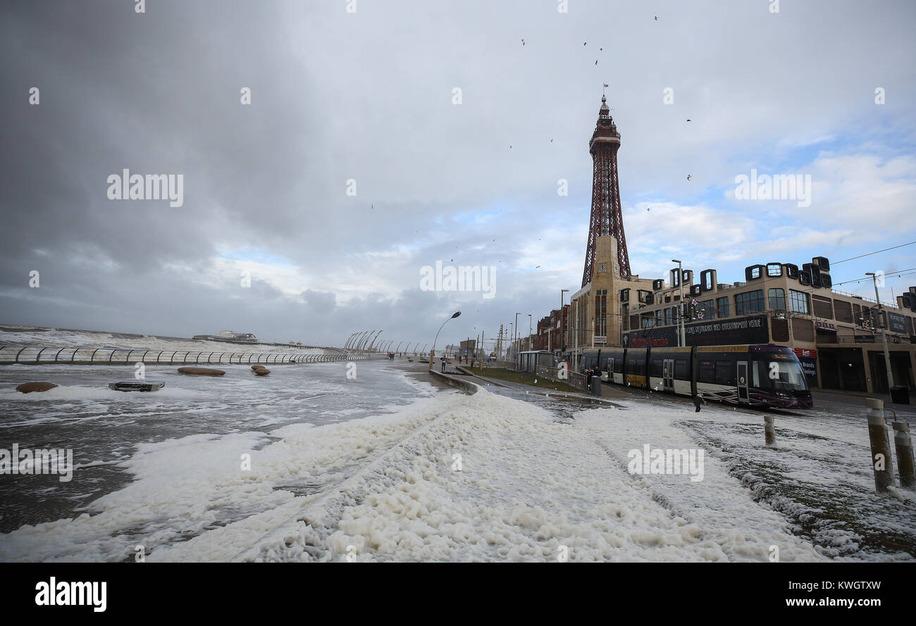 Sea Foam peitschte durch starke Winde in Blackpool als Sturm Eleanor Großbritannien mit heftigen Sturm Winde von bis zu 100 mph, verlassen Tausende von Häusern und Wohnungen, ohne Strom und schlagenden Verbindungen festgezurrt. Stockfoto