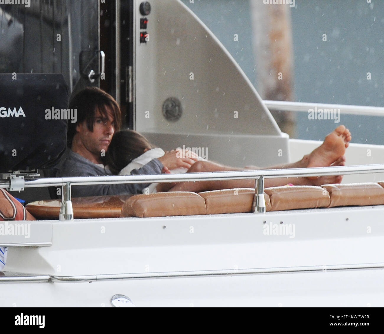 MIAMI, FL - Juni 19: Tom Cruise verbringt Vatertag yachting und entspannend mit Frau Katie Holmes und Tochter Suri Cruise. Die Bootsfahrt war kurz geschnitten, wenn ein Regen Sturm in verschoben, aber Tom schien es in Kauf zu nehmen als Suri schlafend in die Arme fiel, während Vati auf der Rückseite Ihrer Yacht mit seinen Füßen bis entspannt. Tom und die Familie hätte nicht ausgesehen haben alle glücklicher oder ein schöner gewesen als photogs zu ihm schrie "happy Vatertag". Eine photogs hörte, war: "Wow, was für eine Änderung vom Rock Of Ages Film eingestellt. Am 19. Juni 2011 in Miami Beach, Florida. Personen: Tom Cruise Katie Holmes Suri Stockfoto