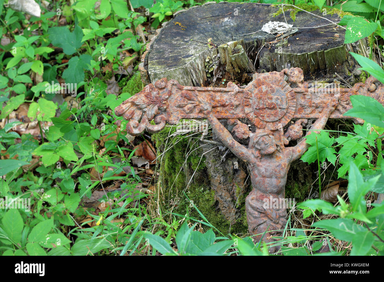 Alten rostigen Kreuz mit Jesus im Wald verloren Stockfoto