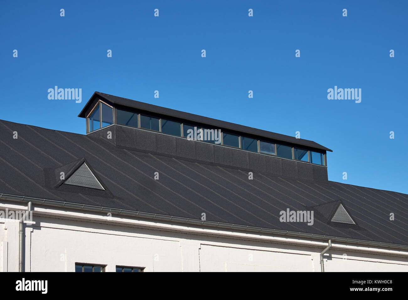 Restaurierten alten geneigte Dach mit Teerpappe, mit einem Aufbau werfen Licht Stockfoto