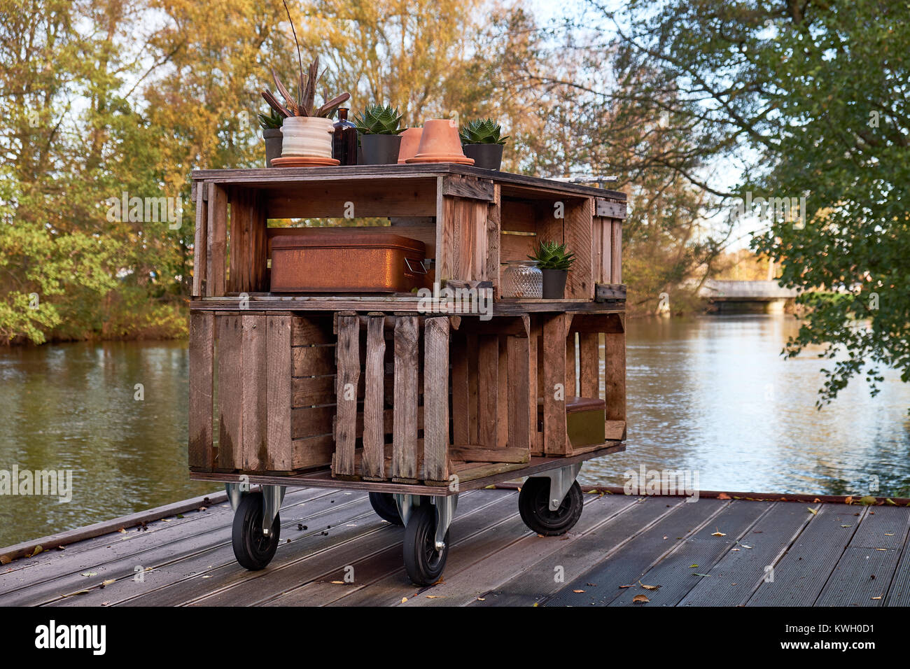 Hausgemachte Lagerung Möbel aus Holz Kisten stehen auf einem Holzsteg durch einen Fluss Stockfoto