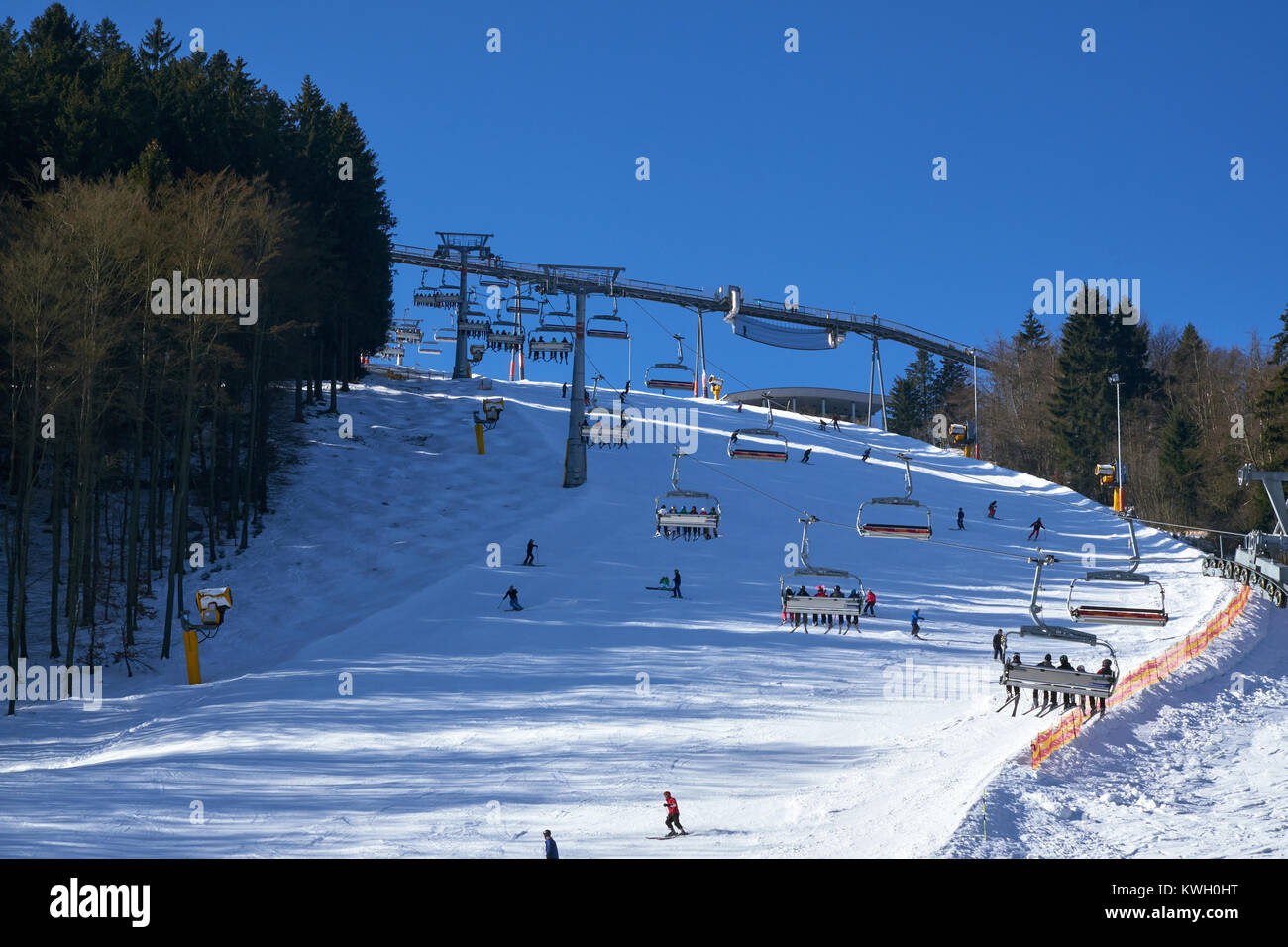 WINTERBERG, Deutschland - 15. FEBRUAR 2017: Sechs er Sesselbahn über eine Piste an Skikarussell Winterberg Stockfoto
