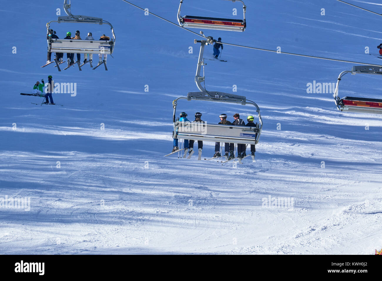WINTERBERG, Deutschland - 15. FEBRUAR 2017: der Weg an die Spitze in einer entspannten Sesselbahn am Skikarussell Winterberg Stockfoto