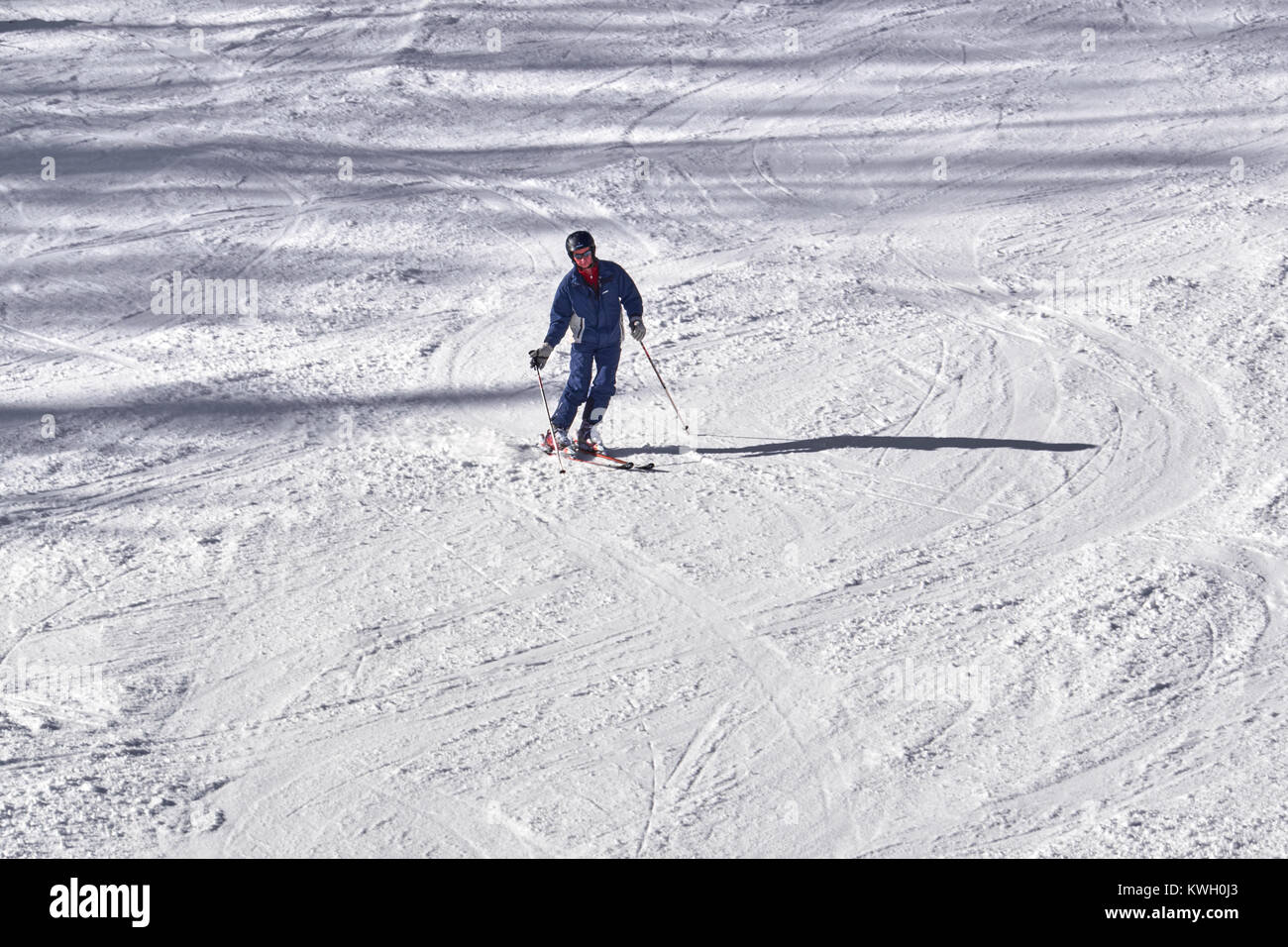 WINTERBERG, Deutschland - 15. FEBRUAR 2017: Alter Mann in Schlingern Style auf der Abfahrtspiste Skikarussell Winterberg Stockfoto
