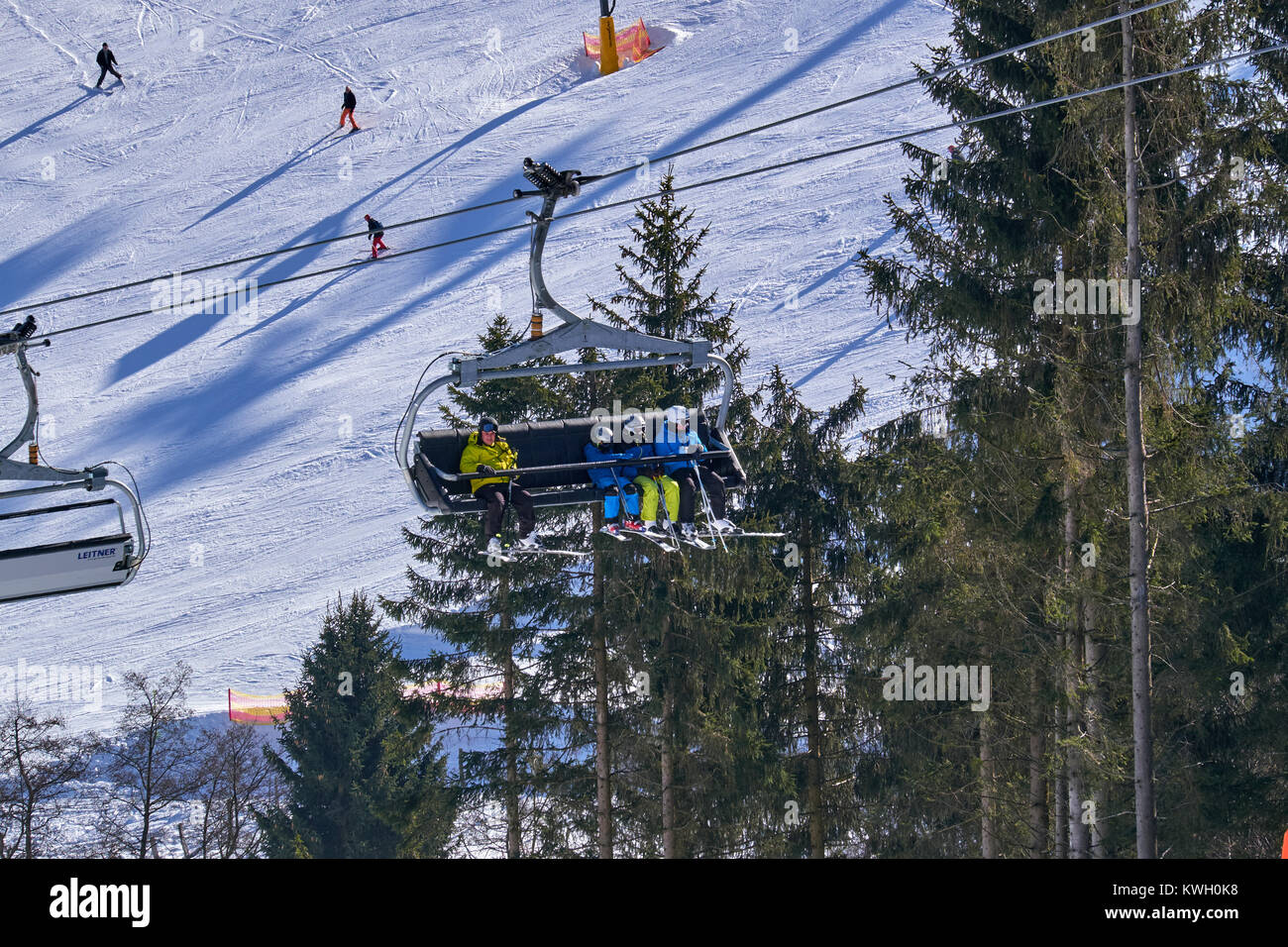 WINTERBERG, Deutschland - 15. FEBRUAR 2017: die Menschen in einem 8-er Sesselbahn am Skikarussell Winterberg Stockfoto