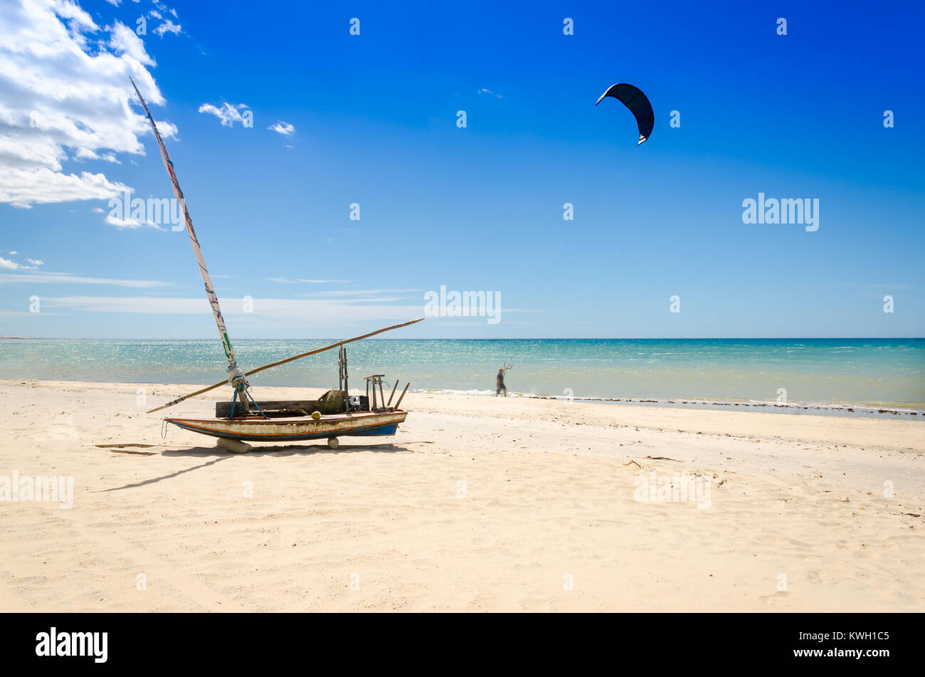 Günstig jangada Boot über den weißen Sandstrand in Brasilien Stockfoto